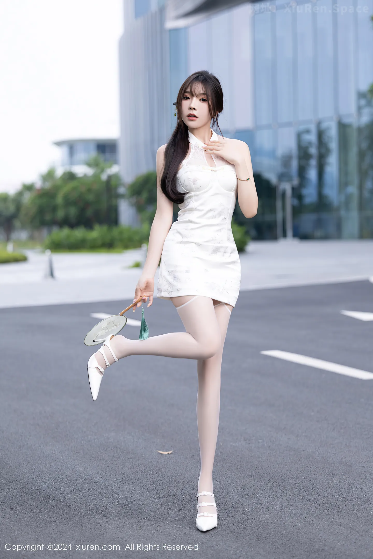 图片[4]-[XiuRen秀人网] VOL.9101 女神徐莉芝Booty白色连衣裙露白色蕾丝内衣配白丝吊袜诱惑写真90P-秀人网官方网站